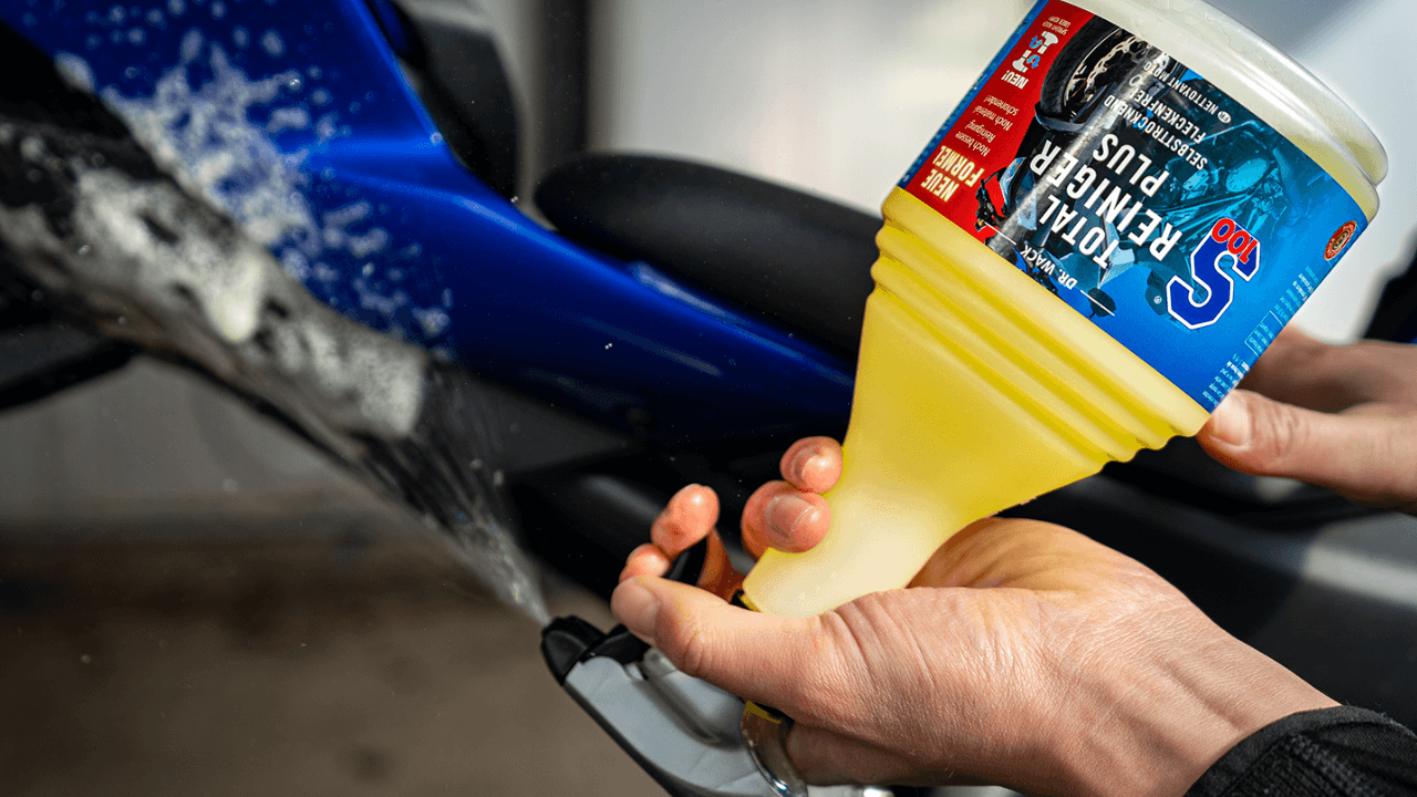 Motor grondig wassen voor de winterstalling