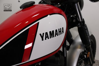 YAMAHA SCR950 Racing red