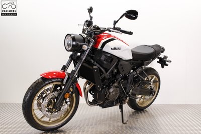 YAMAHA XSR700 Dynamic White