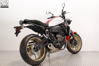 YAMAHA XSR700 Dynamic White