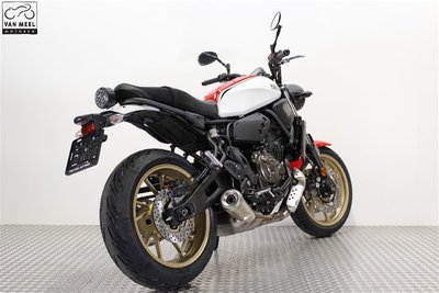 YAMAHA XSR700 Dynamic White