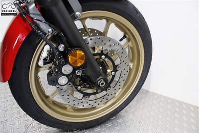 YAMAHA XSR700 Dynamic White