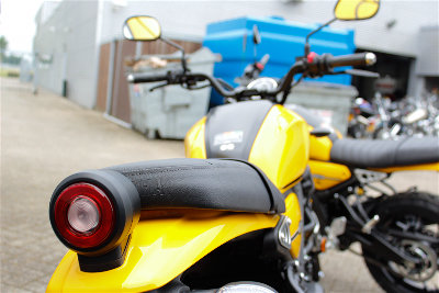 YAMAHA XSR125 impact yellow
